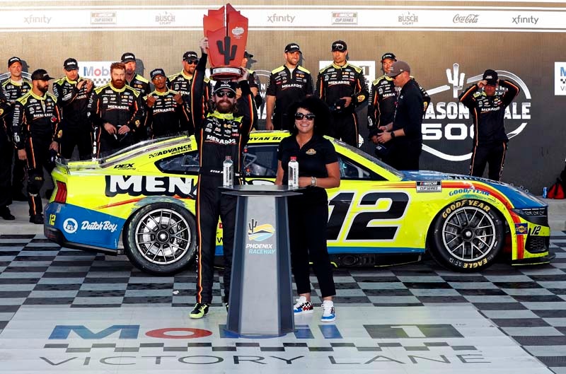Blaney and team in victory lane